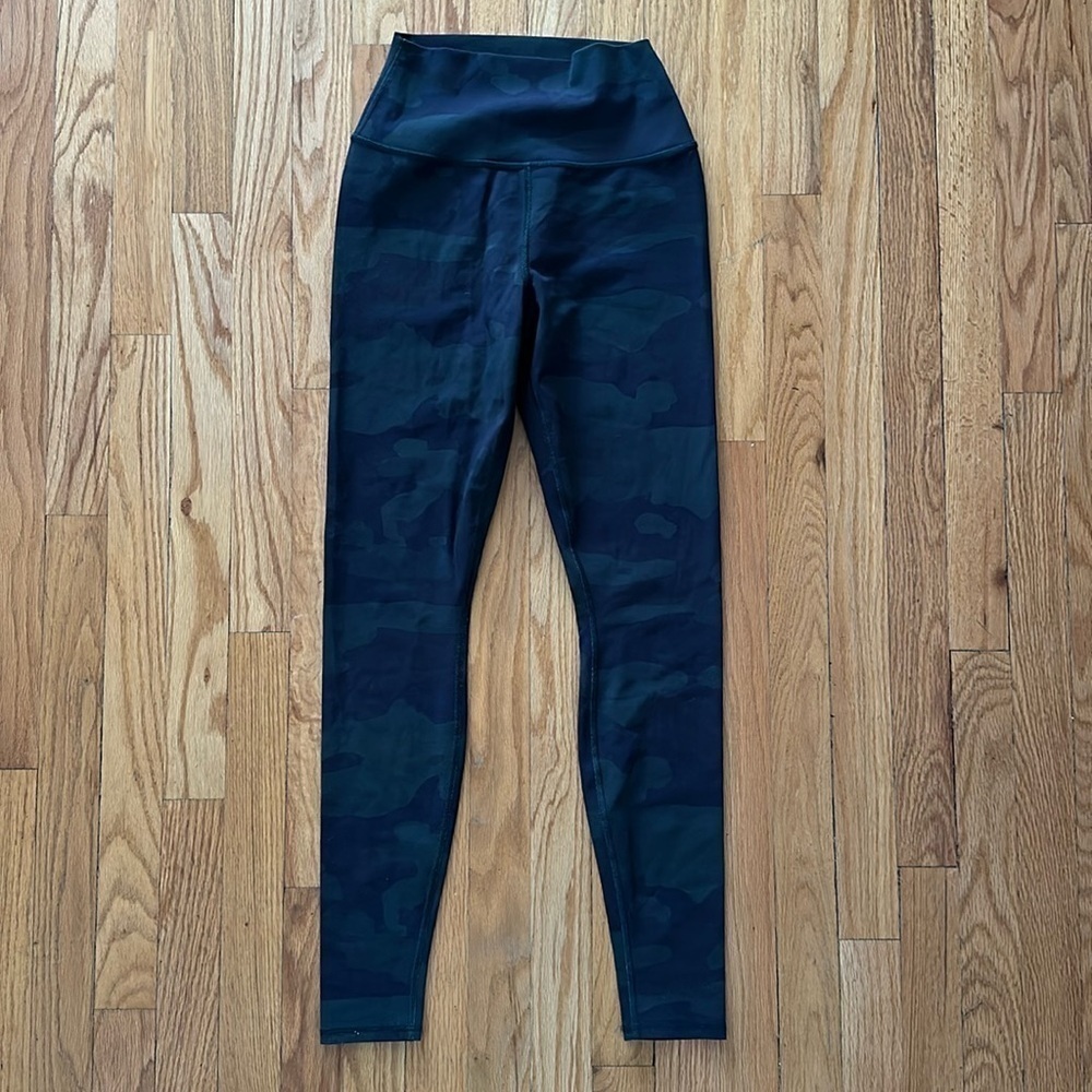 Alo Yoga sz S camo leggings great pre owned condition full length